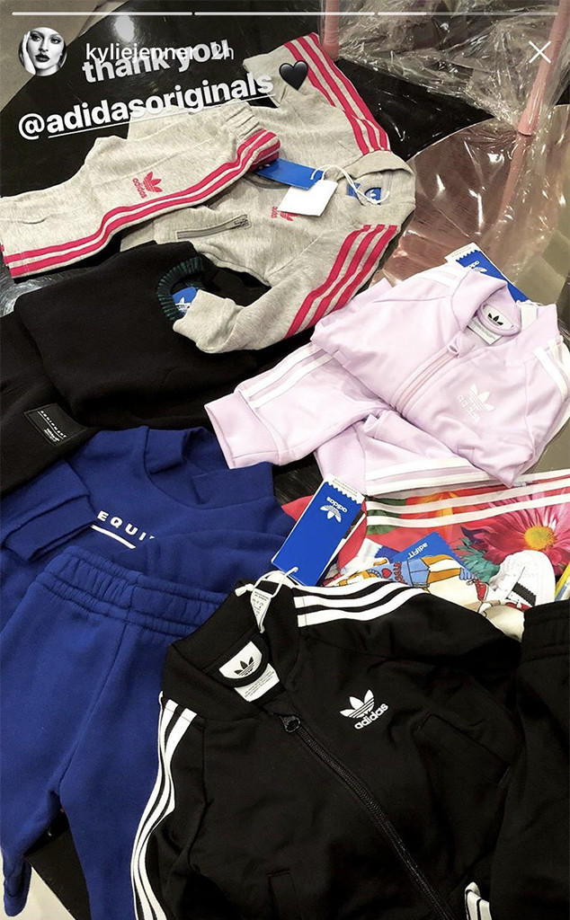 Kylie Jenner Shares First Photo Of Baby Stormis Face E News